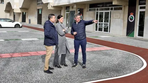 La alcaldesa, Gema Igual, el vicepresidente del Racing, Pedro Ortiz, y el concejal de Fomento, Movilidad Sostenible y Vivienda, Cesar D&iacute;az, en el entorno del campo de f&uacute;tbol del Sardinero