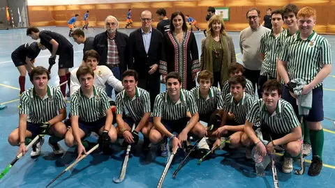 ALCALDESA CON JUGADORES HOCKEY