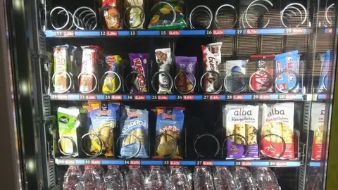 Una m&aacute;quina de vending en un espacio p&uacute;blico