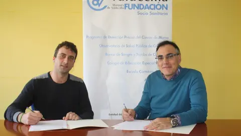 Fernando Mart&iacute;n y Ra&uacute;l Pesquera durante la firma del convenio de colaboraci&oacute;n.