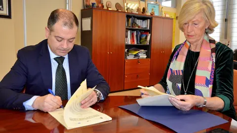 La consejera de Educaci&oacute;n, Marina Lomb&oacute;, y el rector de la Uneatlantico, Rub&eacute;n Calder&oacute;n firman el convenio de colaboraci&oacute;n para pr&aacute;cticas de alumnos de Grado en Educaci&oacute;n y Master de Formaci&oacute;n del Profesorado