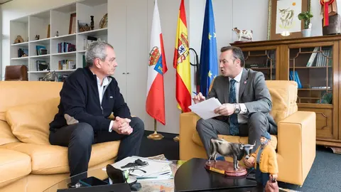 El consejero de Desarrollo Rural, Ganader&iacute;a, Pesca, Alimentaci&oacute;n y Medio Ambiente, Guillermo Blanco, se re&uacute;ne con el alcalde de Rionansa, Jos&eacute; Miguel G&oacute;mez