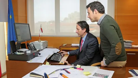 El consejero de Obras P&uacute;blicas, Ordenaci&oacute;n del Territorio y Urbanismo, Jos&eacute; Luis Gochicoa, se re&uacute;ne con el alcalde de Valdeprado del R&iacute;o, Jaime Soto.