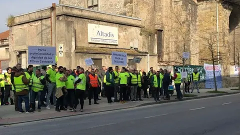 Concentraci&oacute;n trabajadores Ambuib&eacute;rica frente a Parlamento