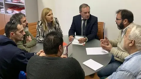 EuropaPress_2669853_Reui&oacute;n_de_la_portavoz_parlamentaria_del_PSOE_Noelia_Cobo_con_comit&eacute;_de_Sniace