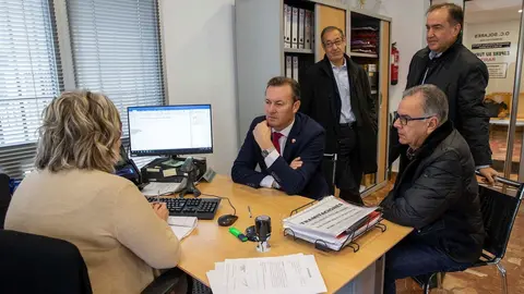 El consejero de Desarrollo Rural, Ganader&iacute;a, Pesca, Alimentaci&oacute;n y Medio Ambiente de Cantabria, Guillermo Blanco, visita la oficina comarcal del Gobierno en Solares (Medio Cudeyo)