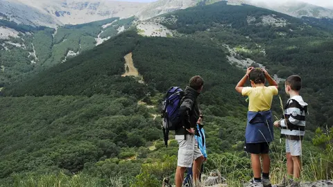 Un gu&iacute;a junto a unos ni&ntilde;os en una actividad de senderismo en los Pirineos aragoneses.