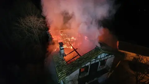Un incendio destruye una casa en Irurozqui (Navarra)