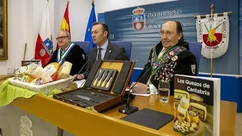 el consejero durante la presentaci&oacute;n de un libro de quesos