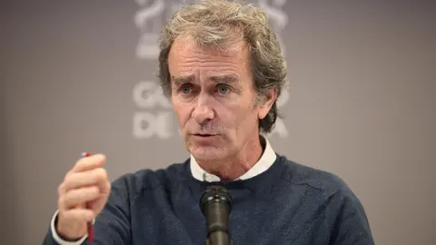 EuropaPress_2673633_El_director_del_Centro_de_Coordinaci&oacute;n_de_Alertas_y_Emergencias_Sanitarias_Fernando_Sim&oacute;n_(d)_comparece_en_una_rueda_de_prensa_tras_la_reuni&oacute;n_efectuada_por_el_Comit&eacute;_de_Seguimiento_del_Coronavi