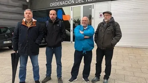 EuropaPress_2674951_Representantes_de_la_PAH_y_Stop_Desahucios_tras_reunirse_con_la_directora_general_de_Vivienda_del_Gobierno_de_Cantabria_Eugenia_G&oacute;mez_de_Diego