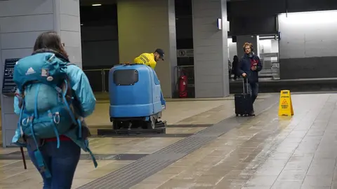 EuropaPress_2672518_February_25_2020_-_Milan_Italy_Cleaning_in_progress_in_the_semi-deserted_Garibald_station_The_city_centre_appears_almost_empty_following_the_order_of_the_Ministry_of_Health_in_agreement_with (1)