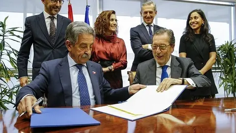 EuropaPress_2676732_El_presidente_de_Cantabria_Miguel_&Aacute;ngel_Revilla_y_el_director_general_de_la_Caixa_Antonio_Vila