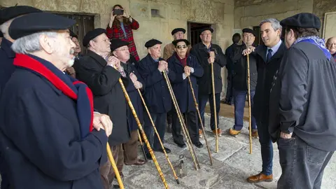 EuropaPress_2676757_El_vicepresidente_de_Cantabria_Pablo_Zuloaga_con_marceros_en_el_Museo_Etnogr&aacute;fico