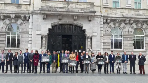 EuropaPress_2676470_Nota_De_Prensa_Y_Foto_Minuto_De_Silencio_Asesinatos_Machistas_Sevilla_Y_Madrid