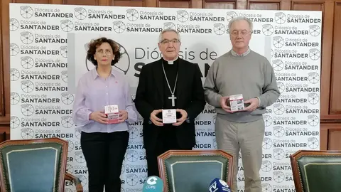 EuropaPress_2676521_'Ayuna_ora_y_comparte'_con_el_obispo_de_Santander_Manuel_S&aacute;nchez_Monge_la_directora_de_C&aacute;ritas_Diocesana_de_Santander_Sonsoles_L&oacute;pez_y_el_sacerdote_mediador_de_uno_de_los_proyectos_de_las_huchas_