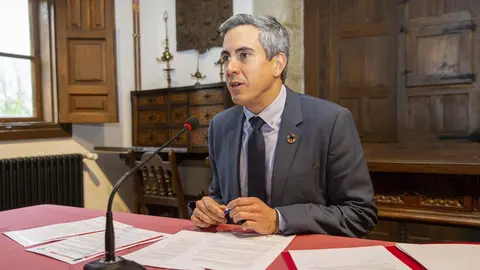 EuropaPress_2676668_El_vicepresidente_del_Gobierno_Pablo_Zuloaga_en_la_rueda_de_prensa_de_los_acuerdos_del_Consejo