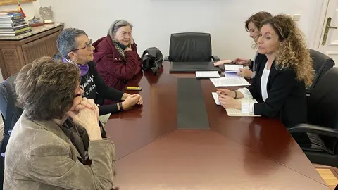 EuropaPress_2676836_La_delegada_del_Gobierno_en_Cantabria_Ainoa_Qui&ntilde;ones_con_la_Comisi&oacute;n_8_de_Marzo