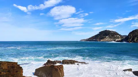 Temporal de oleaje en la playa de La Concha,en San Sebasti&aacute;n, desde el Peine del Viento.