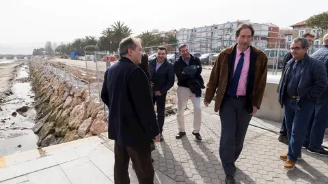 Gochicoa visita obras junto a puerto deportivo en San Vicente Barquera