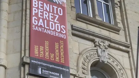 Cartel de Gald&oacute;s en la fachada del Ayuntamiento de Santander