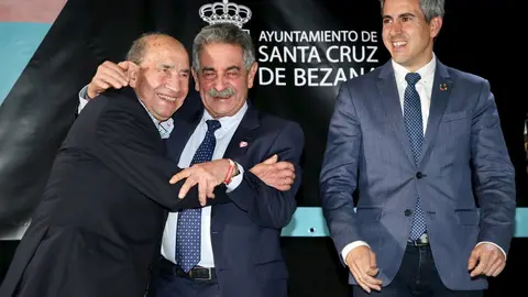El presidente de Cantabria, Miguel &Aacute;ngel Revilla, y el vicepresidente, Pablo Zuloaga, en la Gala del Deporte de Santa Cruz de Bezana