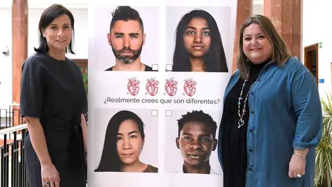 La alcaldesa de Santander, Gema Igual (izda), y la concejal de Inmigraci&oacute;n, Lorena Guti&eacute;rrez, presentan la campa&ntilde;a '&iquest;Jugamos?' contra la discriminaci&oacute;n racial