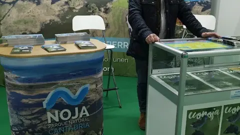 El concejal de Medio Ambiente de Noja, Javier Mart&iacute;n, en el stand de Noja en la Feria Internacional de Turismo Ornitol&oacute;gico de Monfrag&uuml;e (Extremadura)