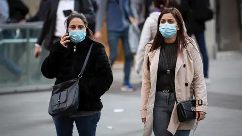 Personas con mascarilla en Barcelona ante el brote de coronavirus
