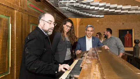 El vicepresidente de Cantabria, Pablo Zuloaga, visita el &oacute;rgano de la iglesia de Santa Eulalia en Ter&aacute;n (Cabu&eacute;rniga) y anuncia su recuperaci&oacute;n