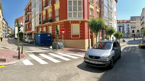 Un coche circula por Santander