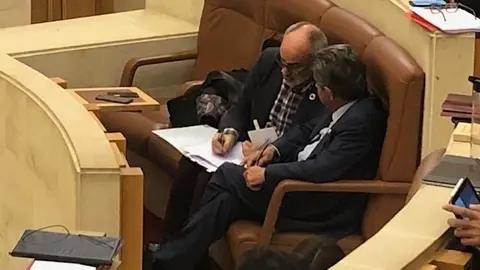 El consejero de Sanidad, Miguel Rodr&iacute;guez, y el presidente de Cantabria, Miguel &Aacute;ngel Revilla conversan en el Pleno