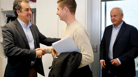 El consejero de Insutria con el alcalde de Rasines