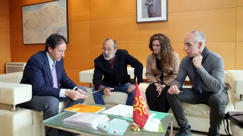 El consejero de Obras P&uacute;blicas, Jos&eacute; Luis Gochicoa, con representantes de Cantabria ConBici