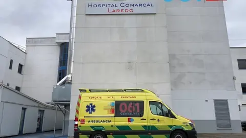 Ambulancia del 061 en el Hospital de Laredo