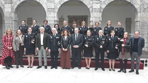 Acto de mujeres polic&iacute;as en el Parlamento de Canmtabria