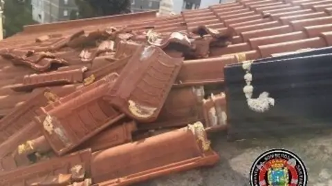 Tejas levantadas por el viento en Santander
