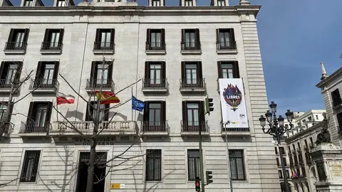 La Delegaci&oacute;n del Gobierno en Cantabria despliega una pancarta por el 8 de Marzo