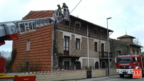 EuropaPress_2688406_Retirada_de_alero_en_Laredo