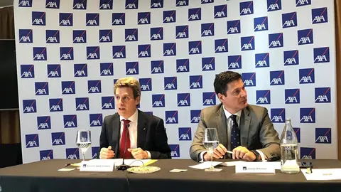 Arturo L&oacute;pez Linares, director de Siniestros y lucha contra el fraude de AXA Espa&ntilde;a, y Josep Alfonso, director de Comunicaci&oacute;n, RRII y RC de AXA Espa&ntilde;a.
