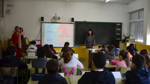 La alcaldesa de Pi&eacute;lagos, Ver&oacute;nica Samperio, y la concejala de Servicios Sociales, Montserrat Luezas, en el taller de buenos tratos impartido en el Colegio Virgen de Valencia de Renedo.