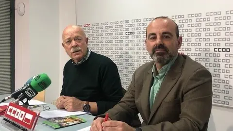 El secretario general de la secci&oacute;n de CC.OO en el Gobierno de Cantabria, Javier Gonz&aacute;lez, y el responsable de CCOO en el sector forestal, Javier Sabater