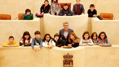 El vicepresidente Pablo Zuloaga con escolares en el Parlamento