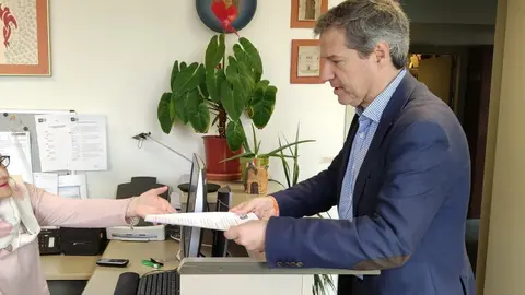 El portavoz de Ca en laa Cortes de Arag&oacute;n, Daniel P&eacute;rez Calvo, registrando la proposici&oacute;n no de ley