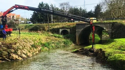 Avanza en la limpieza de los m&aacute;rgenes de r&iacute;os de la cuenca del Campiazo