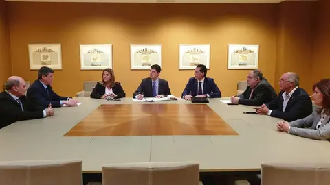Reuni&oacute;n de &Aacute;ngel Ib&aacute;&ntilde;ez en las Cortes con concejales y alcaldes del PP de la zona de Las Merindades, en la provincia de Burgos.