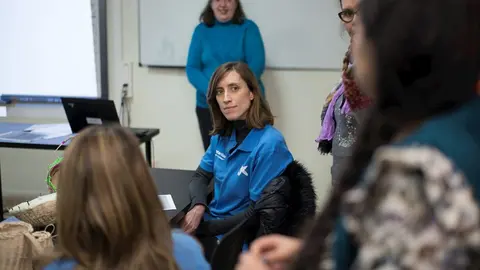 Voluntarios de la Caixa ayudan a personas con diversidad funcional a saber gestionar su dinero