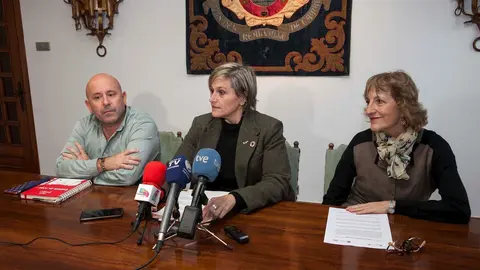 La alcaldesa de Camargo, Esther Bolado, la directora general de Acci&oacute;n Cultural, Eva Ranea, y el concejal de Cultura, Jos&eacute; Salm&oacute;n, presentan en rueda de prensa las actividades que el Museo Etnogr&aacute;fico celebrar&aacute; en marzo en La Vidriera
