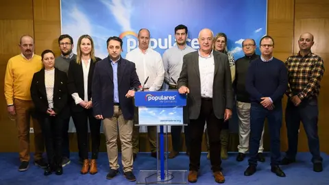 Rueda de prensa de Carlos Caram&eacute;s y Juli&aacute;n V&eacute;lez del PP con alcaldes ped&aacute;neos