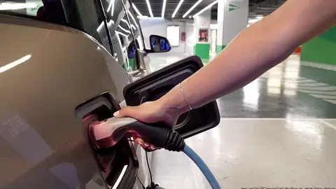 Recurso de veh&iacute;culo el&eacute;ctrico cargando